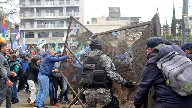 Protestas y represión en Jujuy por la aprobación y jura de la reforma constitucional jujeña (Telam)