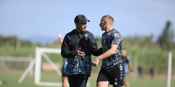 Guillermo Farré justificó en parte la reacción de Juan Barinaga, expulsado ante Riestra (Prensa Belgrano).