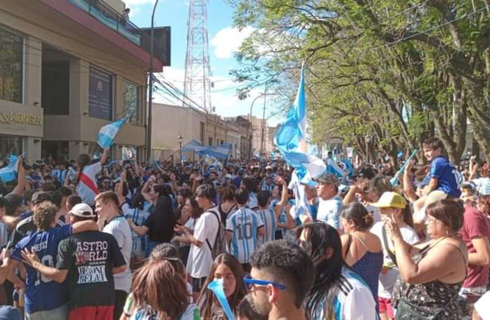 El abuelo entrerriano volvió a ver el partido en la vidriera de un comercio y Argentina salió Campeón