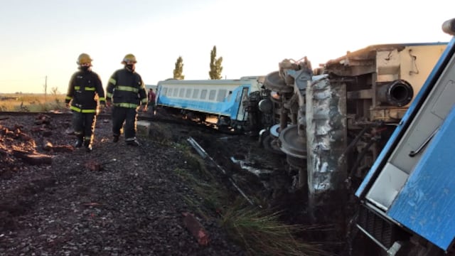 Un tren que hacía el tramo Buenos Aires -  Bahía Blanca descarriló cerca de Olavarría.