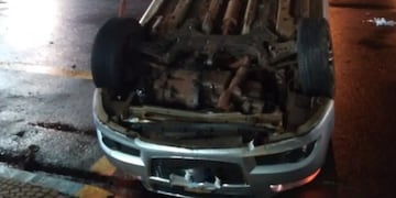 Puerto Rico: un automóvil despistó y terminó en posición invertida.