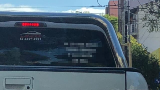 La insólita calcomanía pagada en una camioneta de la ciudad.