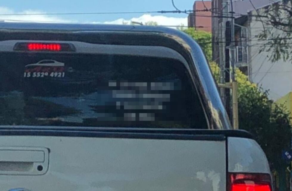 La menos tóxica: una cordobesa pegó una calcomanía en la camioneta de su marido para ahuyentar a otras mujeres
