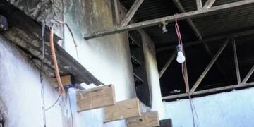 La vivienda de pasillo en Amenábar al 4300 quedó destrozada por las llamas.
