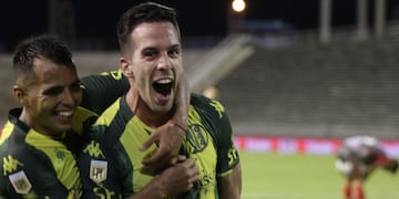 Federico Andrada celebra su primer gol ante Arsenal en Mar del Plata. (Twitter: @clubaldosivi)