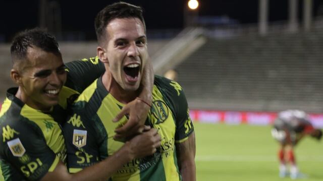 Federico Andrada celebra su primer gol ante Arsenal en Mar del Plata. (Twitter: @clubaldosivi)