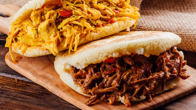 La receta paso a paso para hacer arepas caseras.