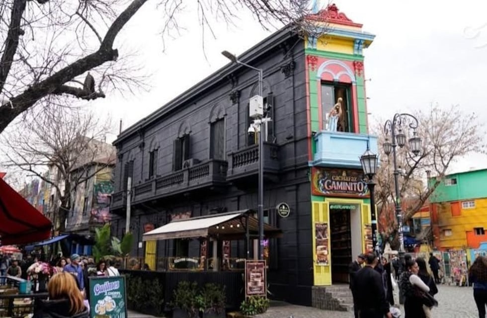 Pintaron de negro una pared de Caminito y estalló la polémica: cuál es el motivo