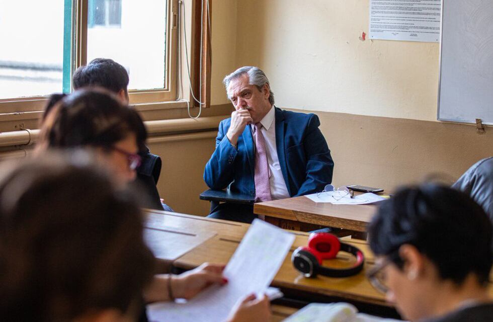 Por su decisión inicial de no querer acatar el fallo de la Corte Suprema, alumnos de la UBA piden que Alberto Fernández no dé más clases
