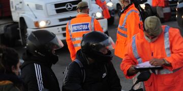 Fuerzas de seguridad solicitan permisos de circulación en el puente Pueyrredón.