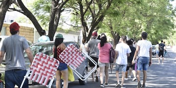 Con mucha paciencia y hasta con reposeras. Las filas para testearse ante el avance del COVID en Córdoba (foto Ramiro Pereryra).