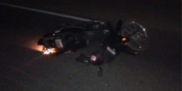 La moto en la que viajaba el hombre de 68 años, cerca de Río Cuarto. (Policía)