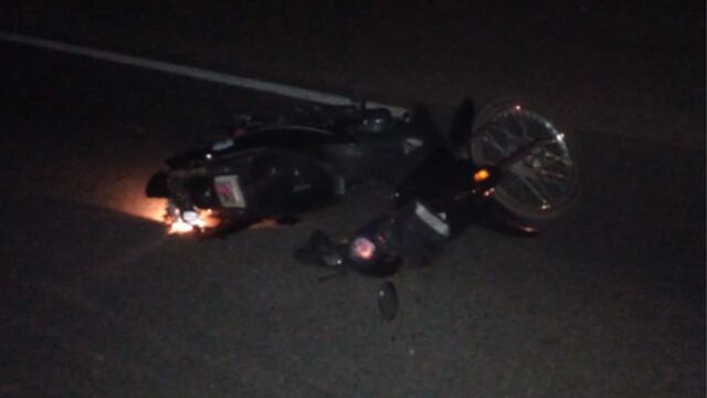 La moto en la que viajaba el hombre de 68 años, cerca de Río Cuarto. (Policía)