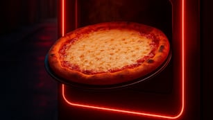 La máquina expendedora de pizza está en en el aeropuerto de Córdoba y el precio de la comida es atractivo para turistas.