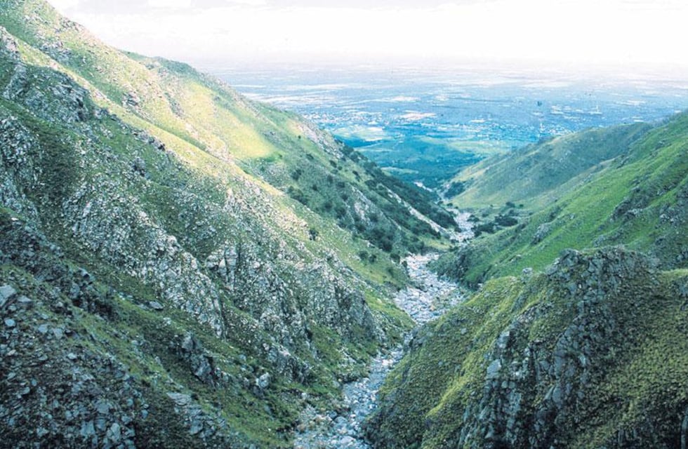 Una asombrosa cascada congelada en las sierras de Córdoba que podés conocer en una excursión