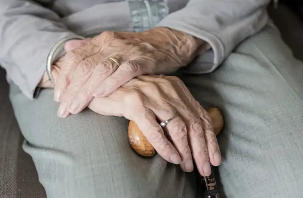 Abandonó a su madre en silla de ruedas en un bar de Rosario: fue derivada a un geriátrico provincial