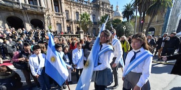 Como cada año, la calle 25 de Mayo, frente a la Casa de Gobierno, se vistió de guardapolvos blancos y banderas patrias.