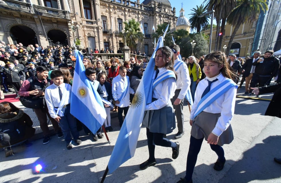Manzur renueva el compromiso con la Bandera junto a escolares tucumanos