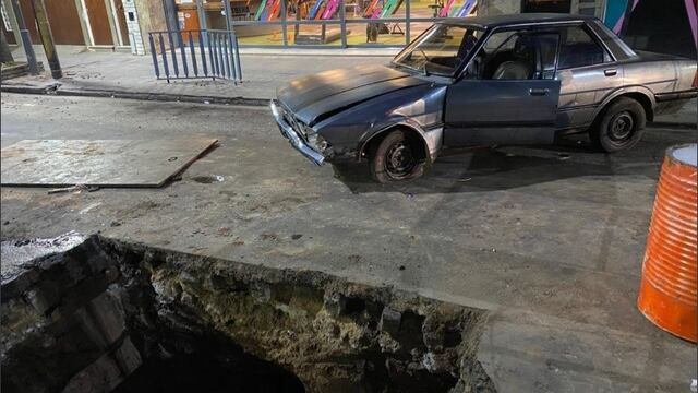 Un conductor borracho cayó con su auto adentro de un pozo en Rosario.