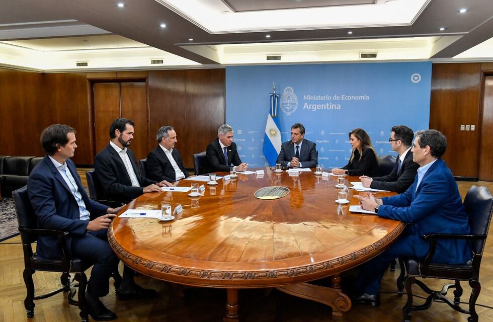 Massa selló un acuerdo con las empresas petroleras y los aumentos no podrán superar el 4% por mes, hasta marzo