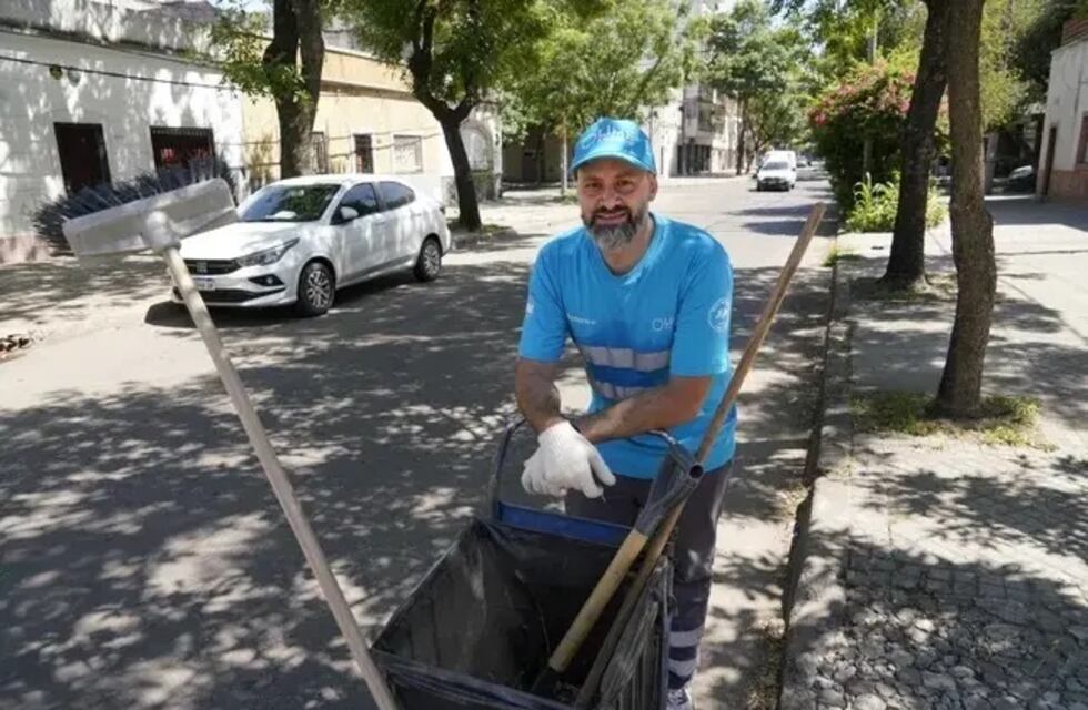 Es rosarino, se recibió de médico trabajando como barrendero y se convirtió en una inspiración