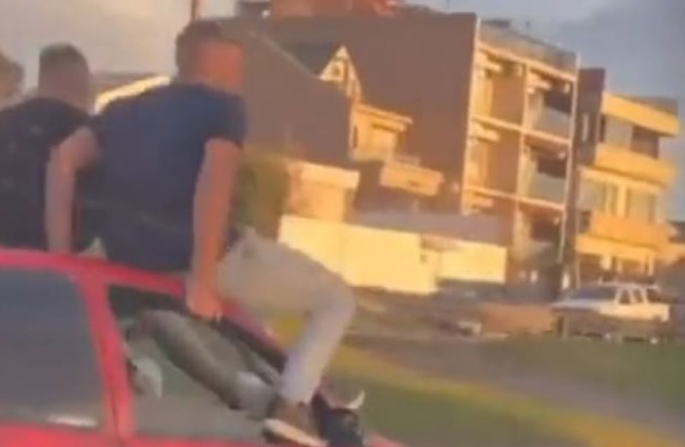 Filmaron a dos personas viajando en el techo de un auto en la costa de Mar del Plata