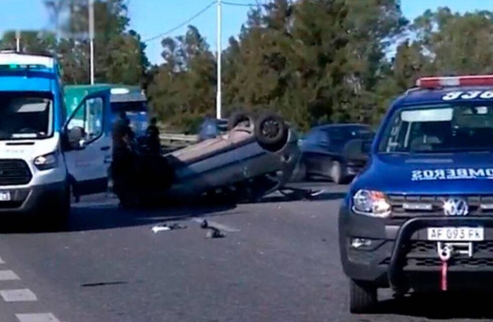 Choque, vuelco y peligro de explosión en Circunvalación