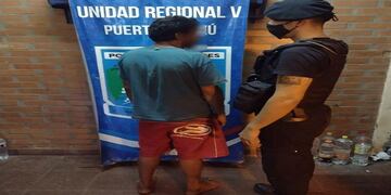 Detienen a un hombre que atacó a una mujer y a su hija menor de edad para robarles los celulares.