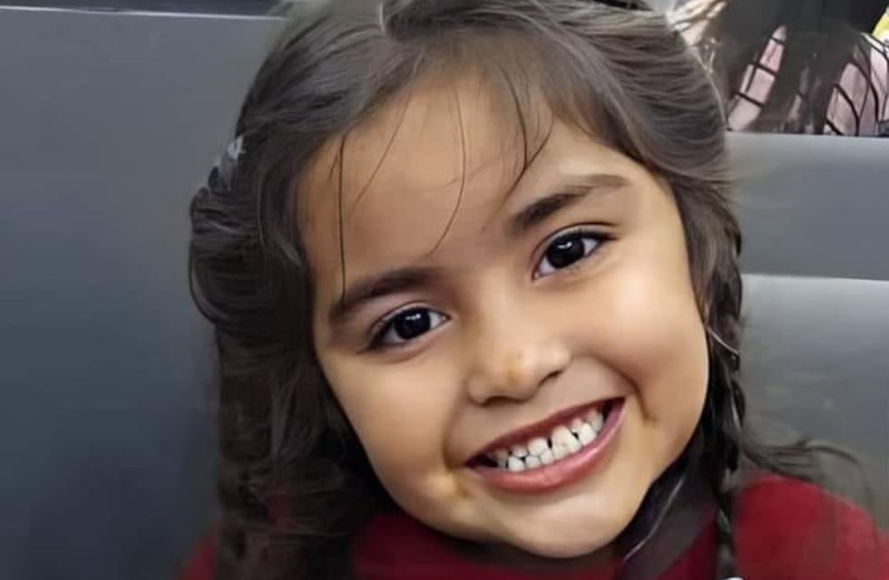 Curiosa campaña por Guadalupe Lucero: “una figurita difícil de encontrar”