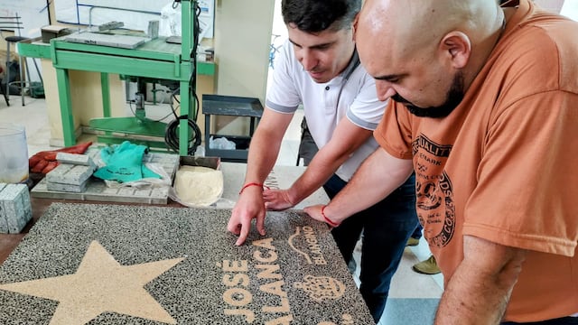 Así son las losetas que llevan grabados a los vecinos ilustres de San Vicente (Gentileza Santiago Gómez).