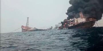 La inmensa humareda que se generó tras la explosión del navío petrolero en la costa de Nigeria.