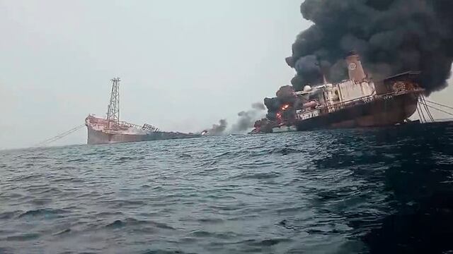 La inmensa humareda que se generó tras la explosión del navío petrolero en la costa de Nigeria.