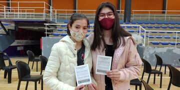 Los menores se acercan a vacunarse en el Finito Gehrmann.