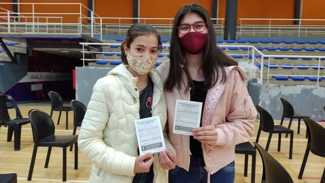 Los menores se acercan a vacunarse en el Finito Gehrmann.