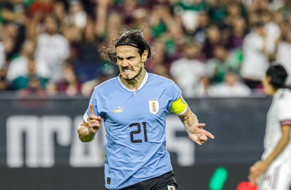 Edisón Cavani se prepara para llegar a Boca y los hinchas recordaron un cruce especial con un referente de River