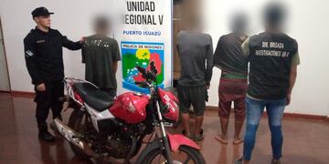Recuperan motocicletas robadas y detienen a los presuntos autores en Puerto Iguazú.