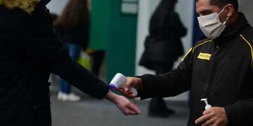 Ya no será obligatorio tomar la temperatura en los ingresos de los distintos locales (La Voz).