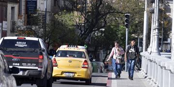 Miles de trabajadores deben rebuscarsela para asistir a sus actividades.