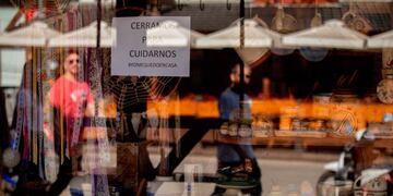 Cerrado. Imagen repetida en casi todos los comercios. (La Voz)