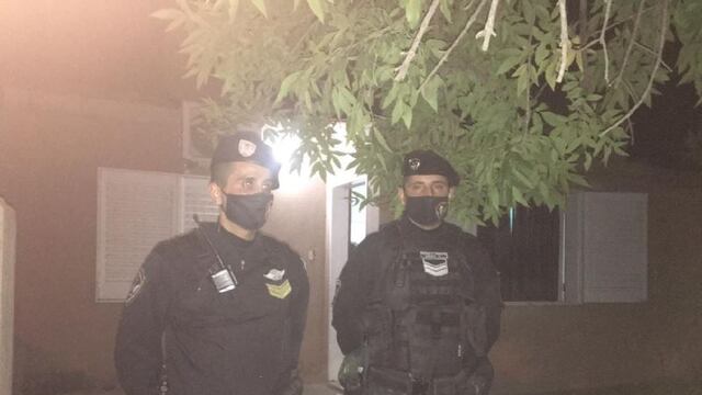 Lucas y Eduardo ayudaron a la pequeña. (Foto: La Voz de San Justo)