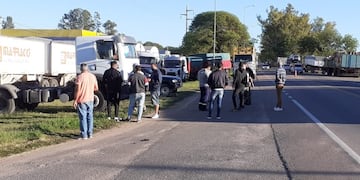 Camioneros aguardan al costado de la ruta 9 norte. (Foto: Noticias Jesús María)