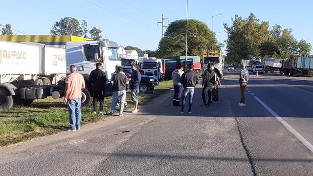 Camioneros aguardan al costado de la ruta 9 norte. (Foto: Noticias Jesús María)