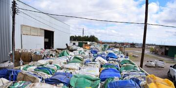 Los fardos ya compactados de envases de agroquímicos enviados por el Iscamen a la planta de reciclado de Junín. Gobierno de Mendoza