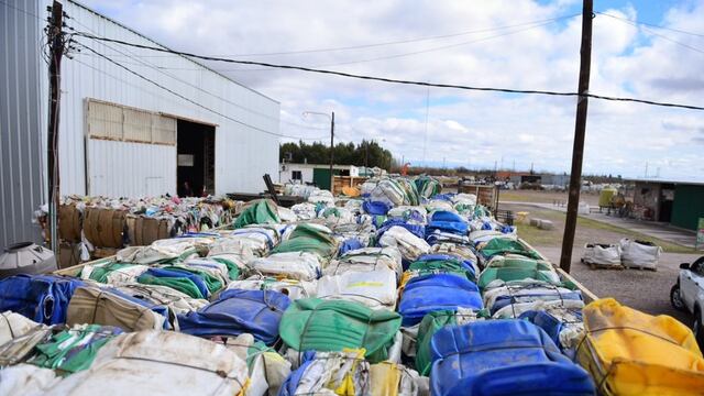 Los fardos ya compactados de envases de agroquímicos enviados por el Iscamen a la planta de reciclado de Junín. Gobierno de Mendoza
