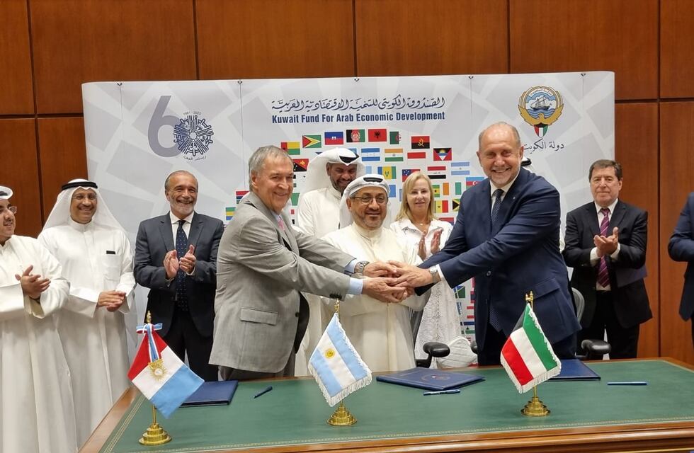 Firma del convenio para el acueducto biprovincial que beneficia a San Francisco