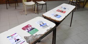 Aparecieron boletas y mensajes curiosos en los cuartos oscuros neuquinos (LMNeuquén).