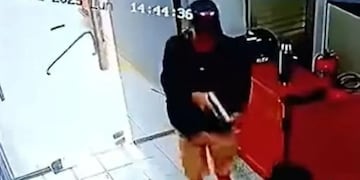 Violento asalto en un comercio de Puerto Iguazú: se llevaron casi $30 millones y 12 mil dólares.