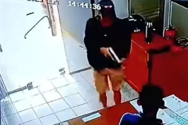 Violento asalto en un comercio de Puerto Iguazú: se llevaron casi $30 millones y 12 mil dólares.