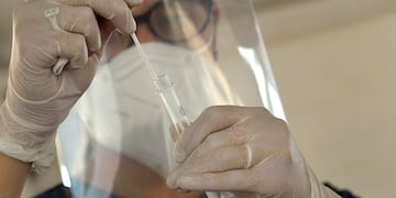 Trabajadores de la Salud realizan testeos para detectar Covid 19, en el centro de Testeo - Le Parc 
Foto: Orlando Pelichotti