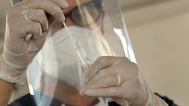 Trabajadores de la Salud realizan testeos para detectar Covid 19, en el centro de Testeo - Le Parc 
Foto: Orlando Pelichotti